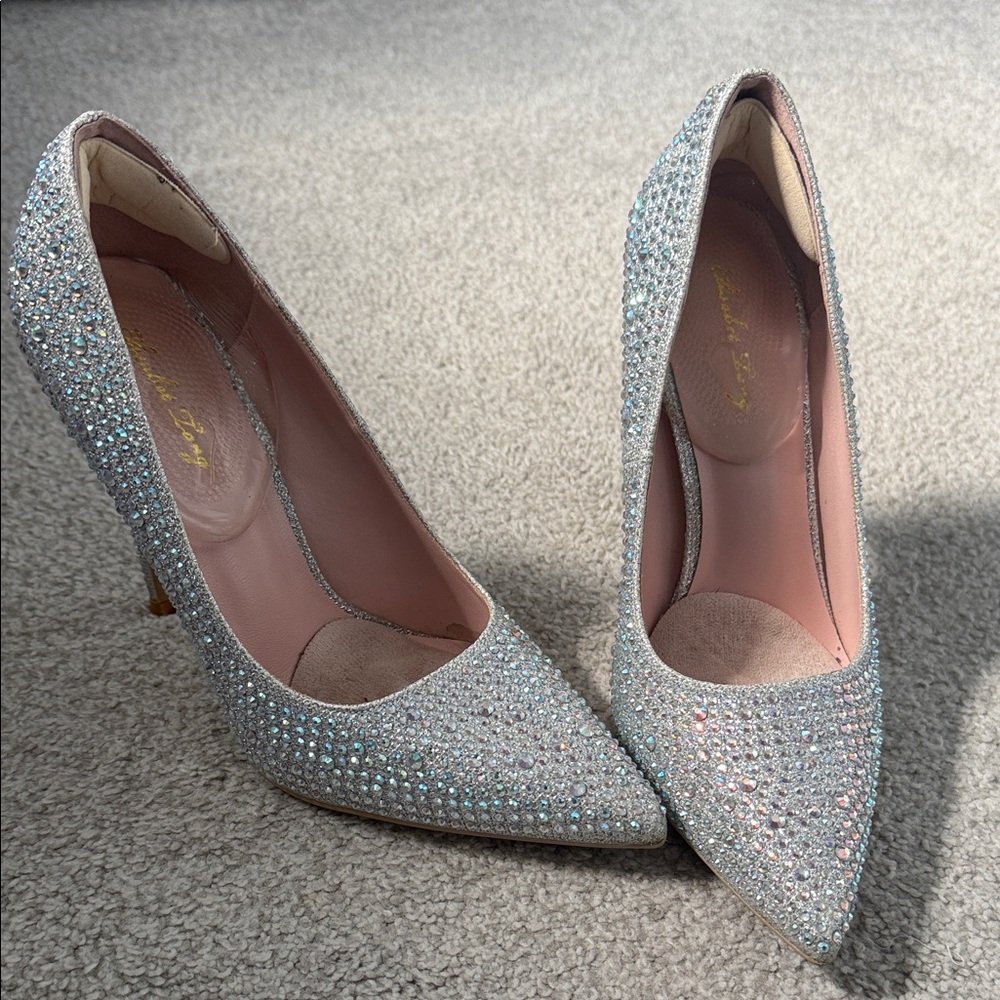 Elegant Silver Glitter Pumps